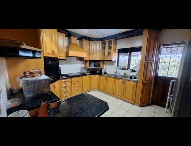 6 BEDROOM HOUSE FOR SALE IN RESERVOIR HILLS